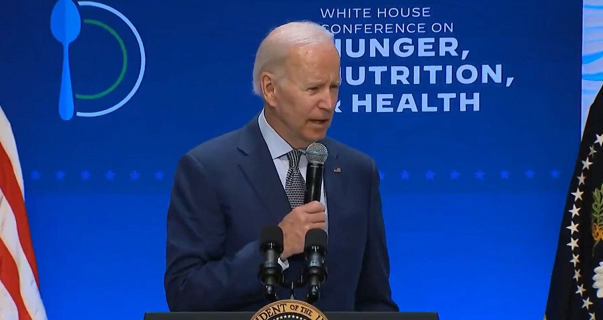 美國總統拜登( Joe Biden )在演講途中在台下尋找過世議員的身影。 圖:翻攝自推特Greg Price @greg_price11