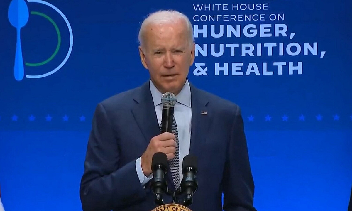 美國總統拜登( Joe Biden )在演說中突然高喊過世議員的名字。 圖:翻攝自推特Greg Price @greg_price11