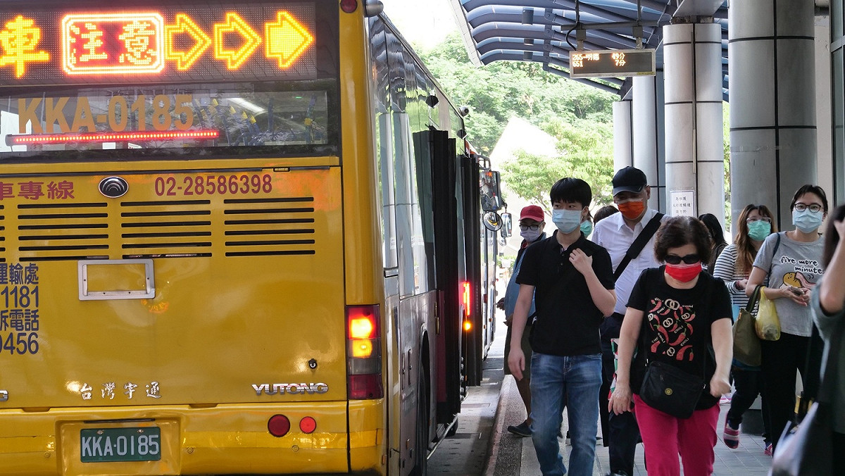改換電動校車後，司機和學生的肺部健康、呼吸道症狀都獲得改善，並且社區診所的氣喘、肺炎、支氣管炎確診數量也變得更低。 圖：新北市交通局提供