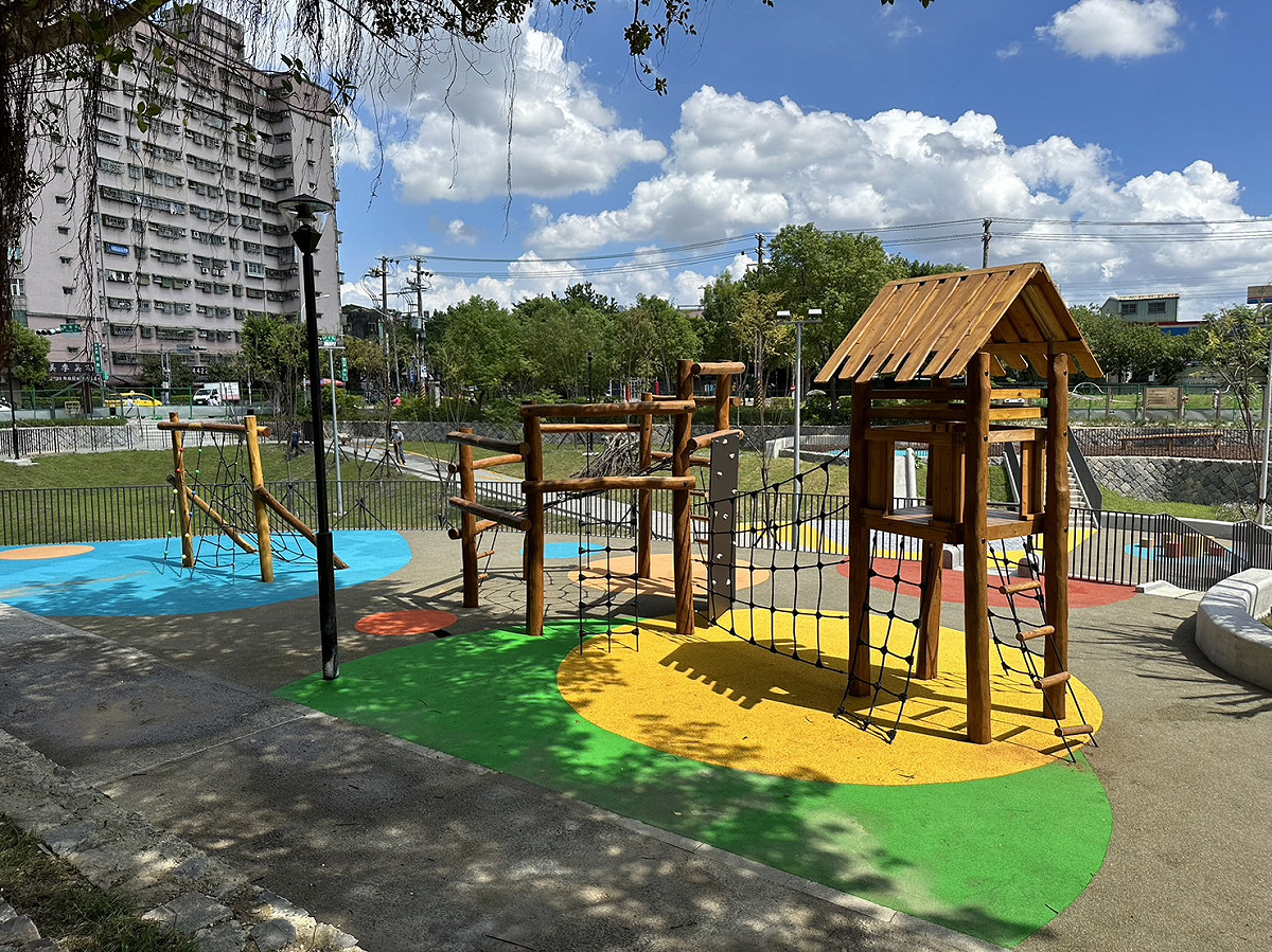 中和區壽德公園滯洪池保留現有公園老樹並兼具1萬2340噸水量滯洪功能。 圖：新北市水利局提供