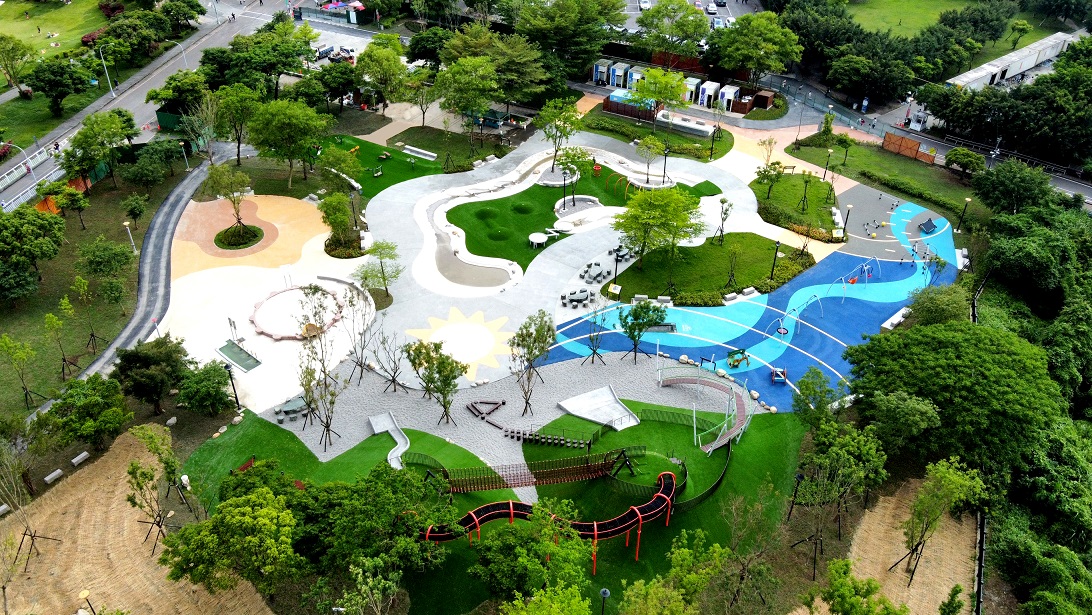 新店溪陽光運動園區加入山丘流水的元素，打造以陽光綠洲為主題的遊戲場。 圖：新北市水利局提供