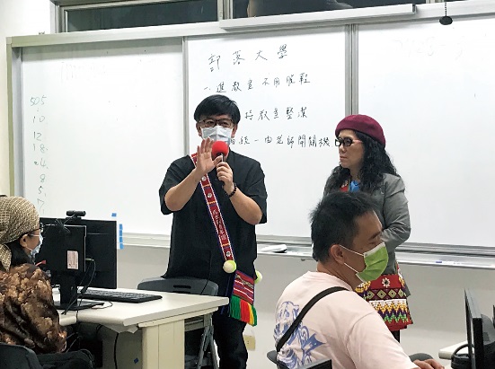 由多次入圍金鐘獎廣播節目主持人的排灣小蔡及阿美姞荷擔任講師，以生動方式教課。 圖：新北市原民局提供