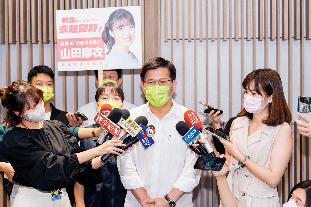林佳龍質疑，除了聲明事件，更關鍵的是侯友宜的博士論文，以及包括侯在入學申請裡面所提到的，相當碩士論文的著作，這個著作到底是什麼，他們依然還是「拿不出來」。 圖：林佳龍競選辦公室提供