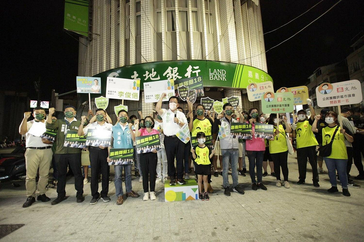 民進黨青年部「繽紛18路」行動今（29）日來到嘉義市噴水圓環宣傳18歲公民權修憲複決。 圖：民進黨提供