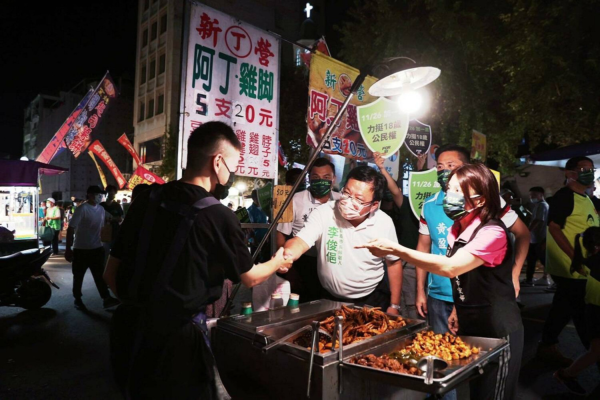 嘉義市長候選人李俊俋力挺民進黨青年部「繽紛18路」行動。 圖：民進黨提供