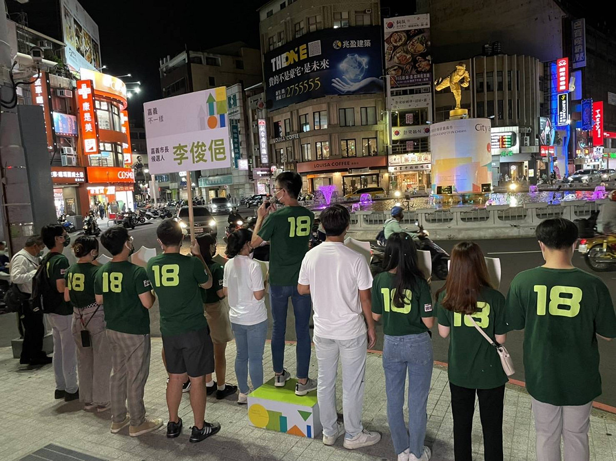 民進黨青年部「繽紛18路」行動今（29）日來到嘉義市噴水圓環宣傳18歲公民權修憲複決。 圖：民進黨提供