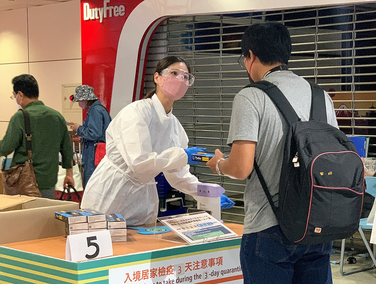 桃園機場29日零時起取消入境唾液PCR檢測，旅客先後於入境長廊完成健康憑證審查與領取四劑家用快篩後通關入境。 圖：桃園機場公司/提供（資料照）