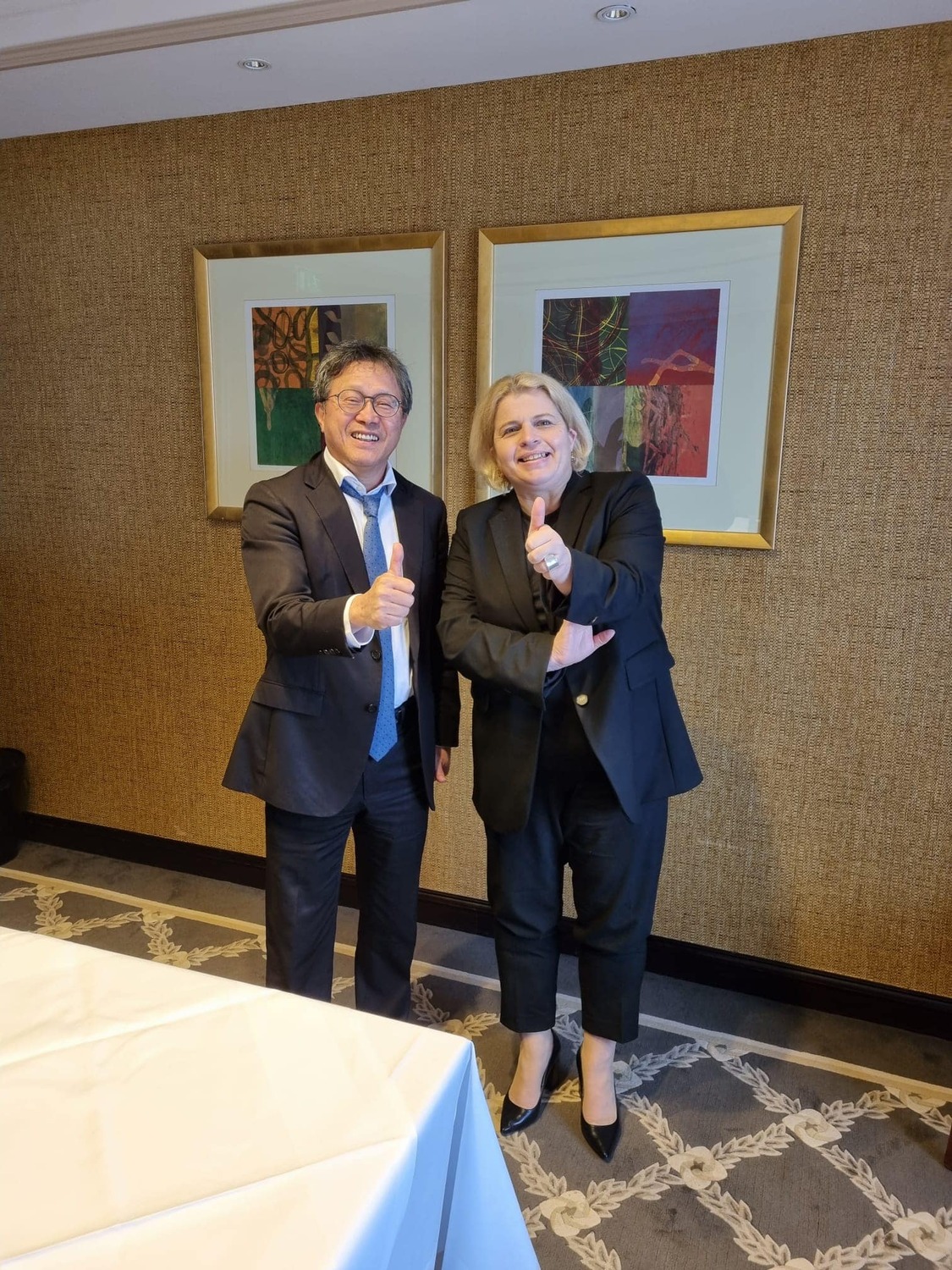 德國國會議員Sandra Bubendorfer-Licht（右）力挺台灣抵擋中國的對台侵略野心，謝志偉（左）大讚其正義之言鏗鏘有力，擲地有聲。 圖：取自Sandra Bubendorfer-Licht臉書