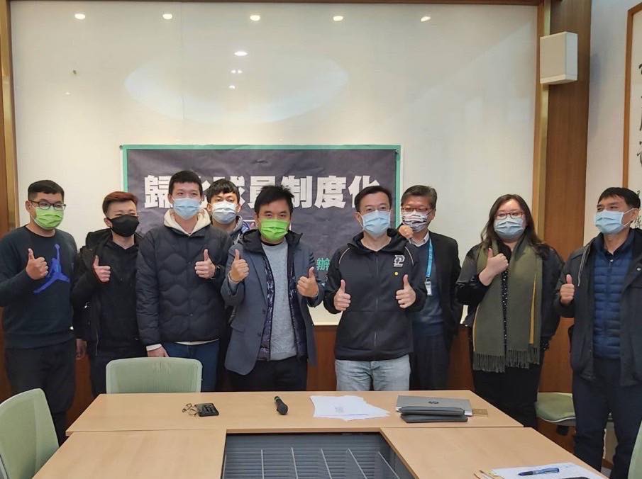 民進黨台北市長參選人陳時中的競選團隊發言人莊瑞雄認為蔣萬安將歸化球員當作選舉的工具。 圖：翻攝自莊瑞雄臉書