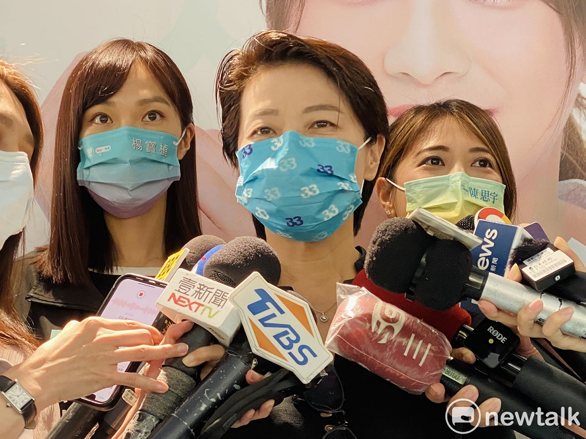 無黨籍台北市長參選人黃珊珊（中）、民眾黨台北市議員參選人楊寶楨（左）、陳思宇（右）。 圖：周煊惠 / 攝