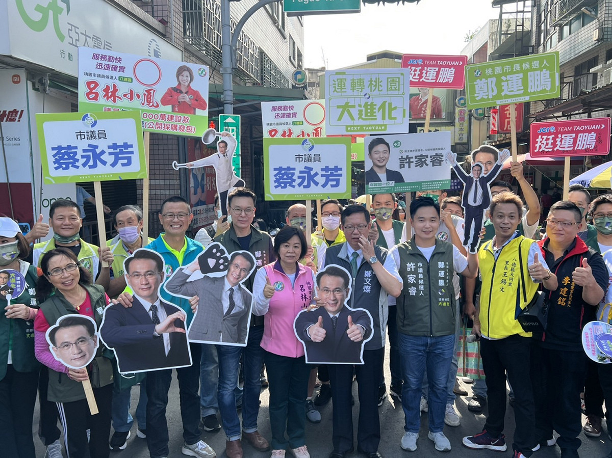 鄭文燦今化身鄭運鵬分身，回到家鄉八德幫忙掃街拜票。 圖：林昀真／攝
