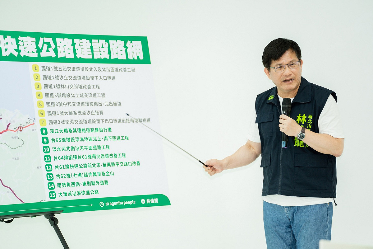 民進黨新北市長參選人林佳龍今(30)日上午，在競選辦公室政策中心執行長王義川陪同下召開「首都捷運政策計畫」記者會。 圖：林競辦提供