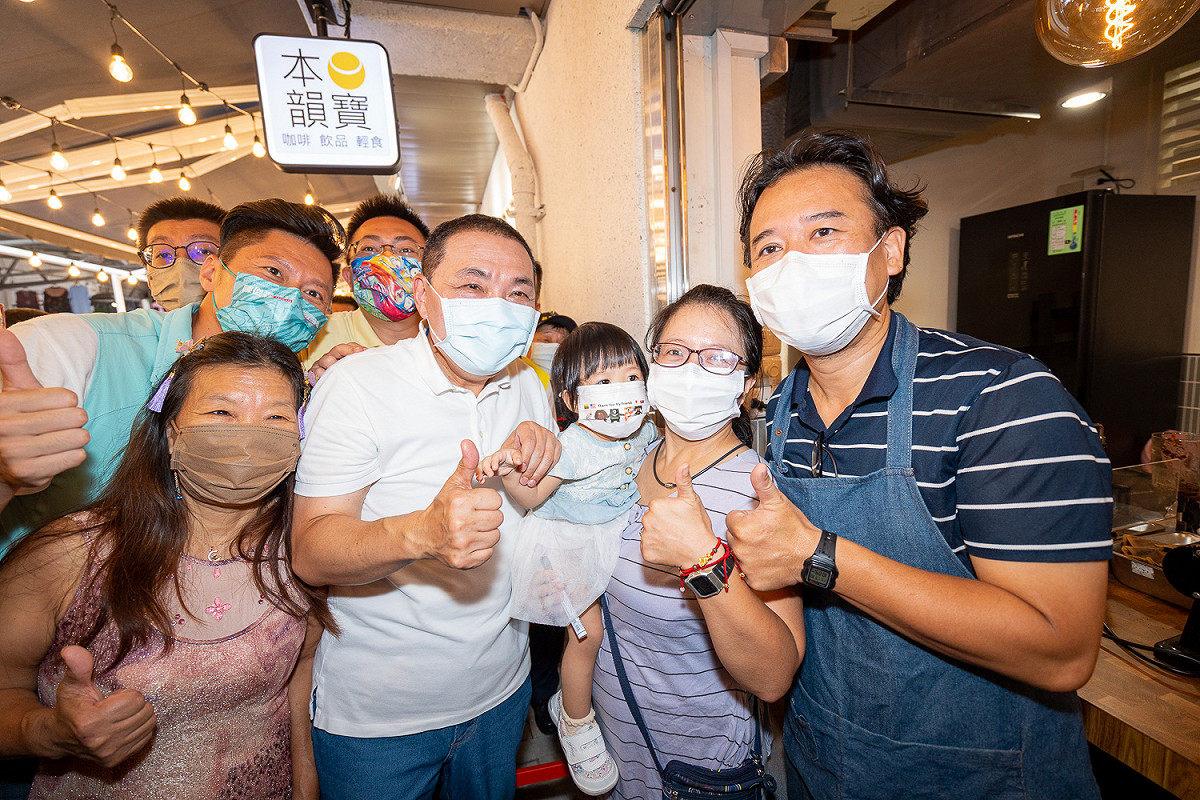 三重中央公有市場透過引進熟食外店鋪進駐，提升業種豐富度也延長營業時間，串聯周邊三和觀光夜市，打造全日型市場型態，帶動在地經濟發展。 圖：新北市市場處提供