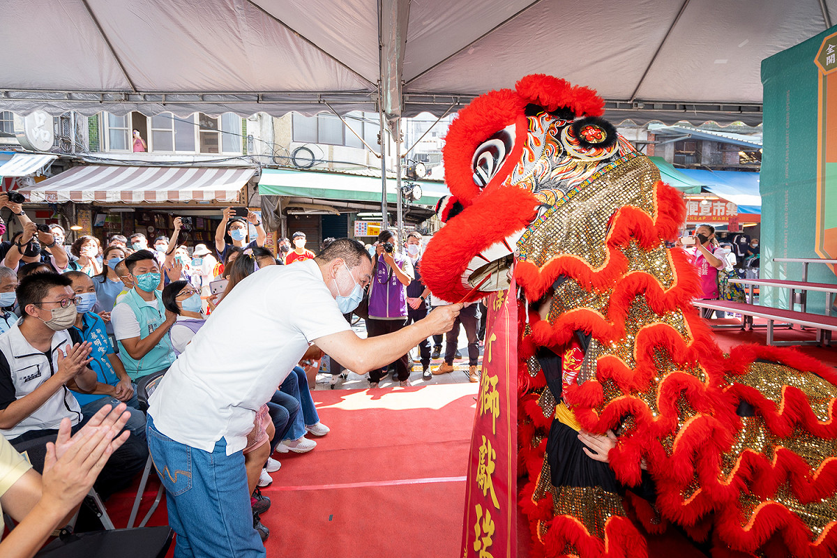 三重中央市場重新開幕，修德國小醒獅團獻祝福。 圖：新北市市場處提供