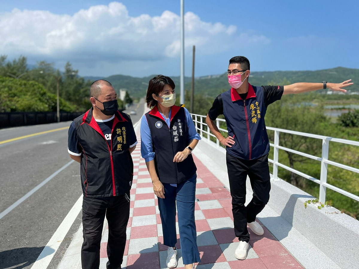 磺清人行道完工會勘。 圖：金山區公所提供
