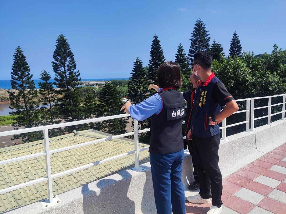 磺清人行道新設完成散步看海好愜意。 圖：金山區公所提供