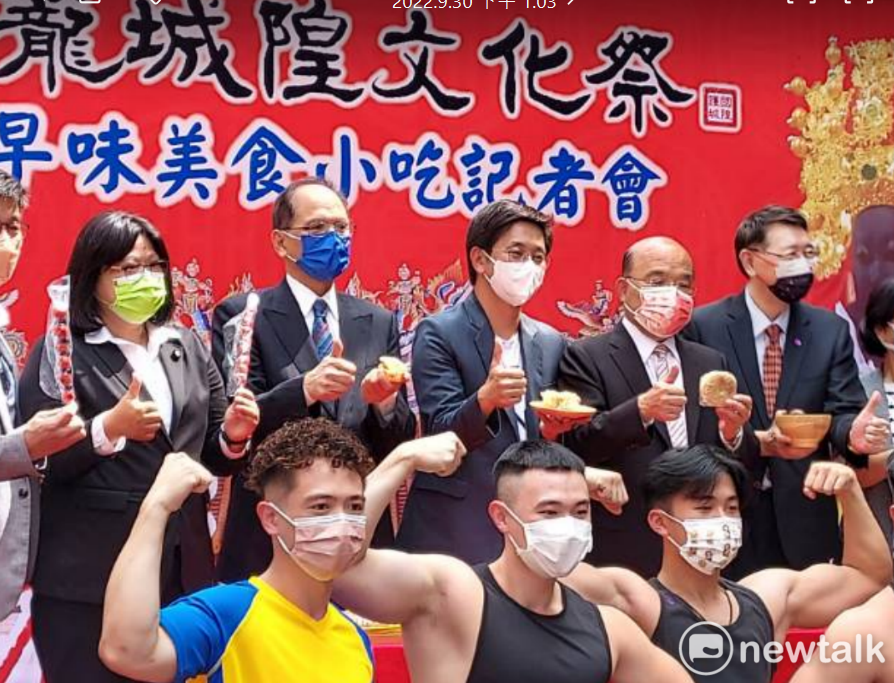 蔡適應(右三)今出席「2022雞籠城隍文化祭美食節─古早味小吃記者會」，會前接受媒體訪問。 圖：陳佩君／攝
