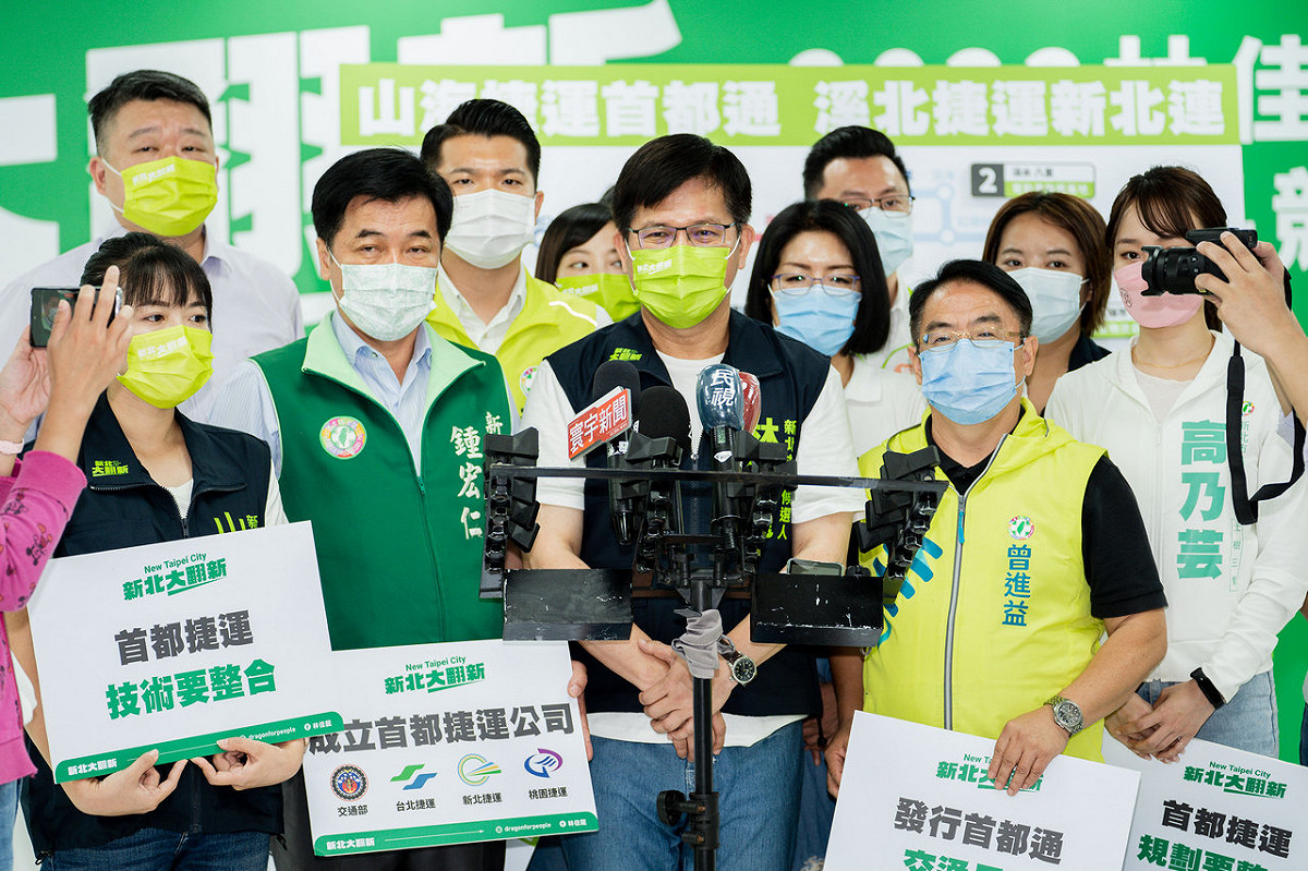 民進黨新北市長參選人林佳龍競選辦公室發言人、新北市議員何博文（左後1）今（30）日再對新北市長侯友宜博士論文提出四問，要求侯友宜說清楚。 圖：林佳龍競選辦公室提供
