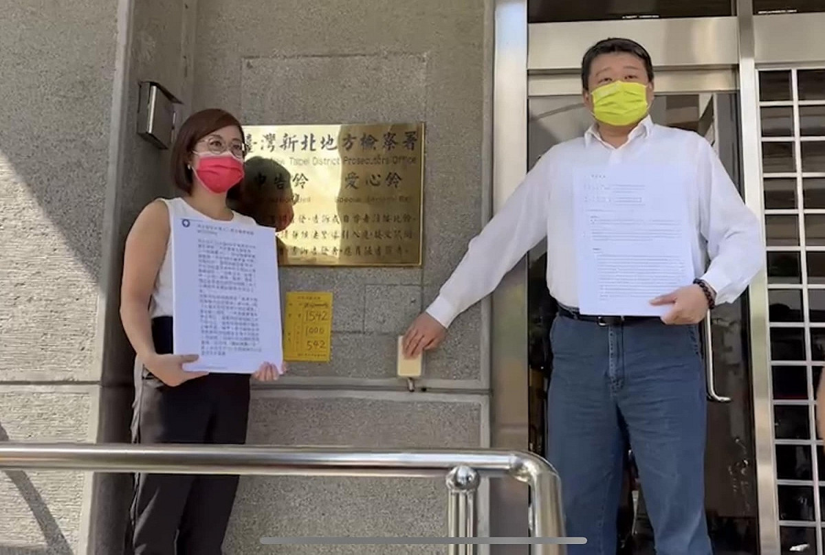 林佳龍競選辦公室發言人何博文（右）、李晏榕（左）28日到新北地檢署，告發侯友宜競選辦公室人員偽造公文書。 圖：取自何博文臉書
