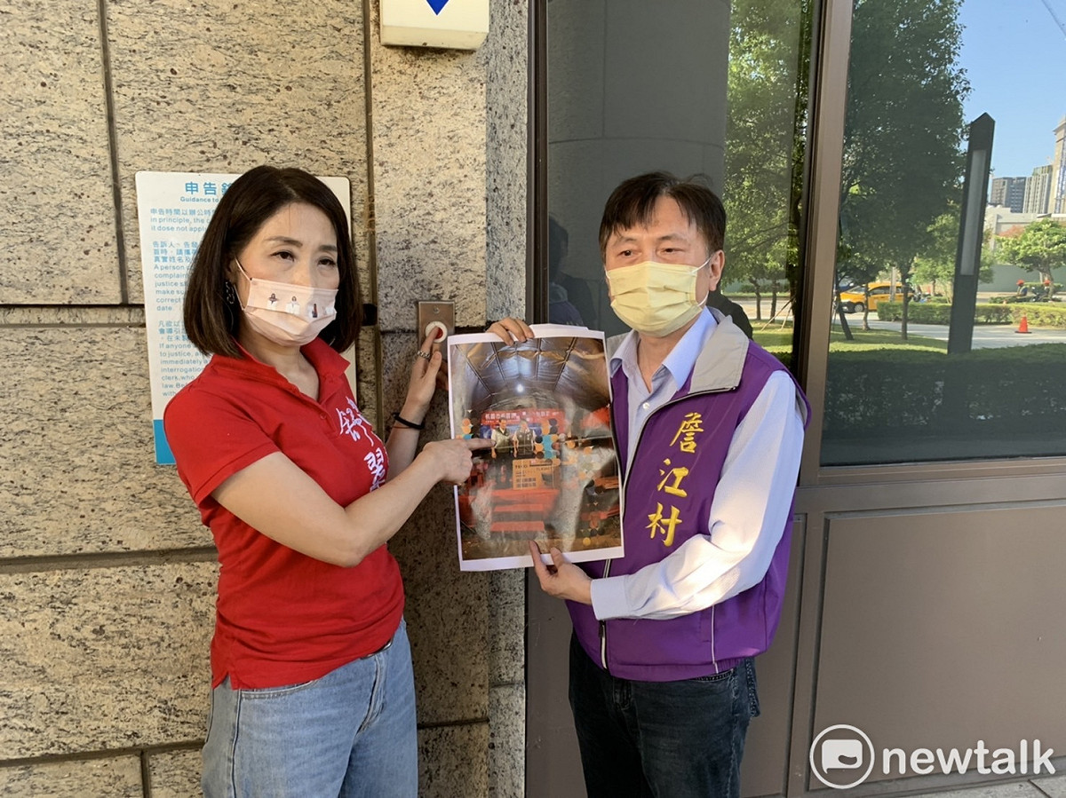 國民黨桃園市議員詹江村及舒翠玲到地院按鈴對鄭文燦和鄭運鵬提出賄選告訴。 圖：林昀真／攝