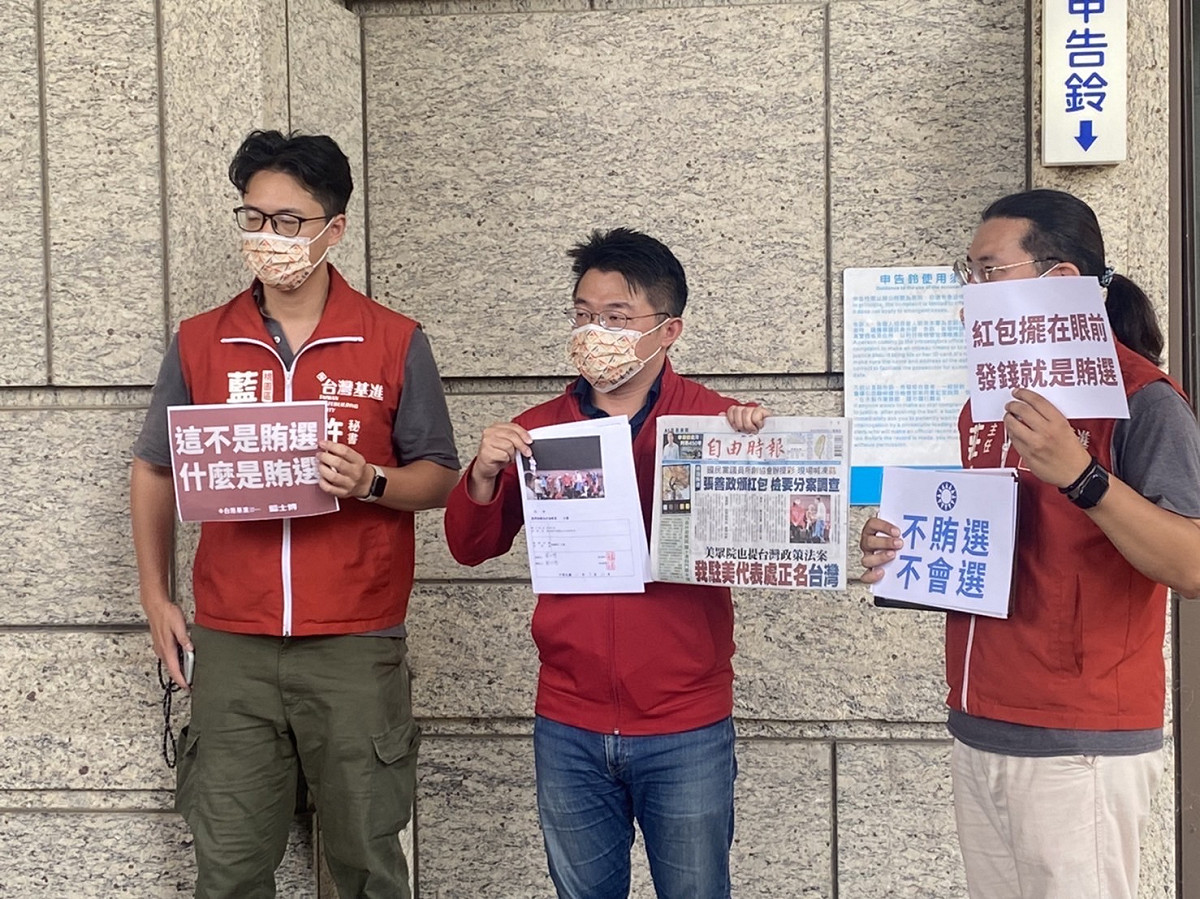 基進黨桃園市議員參選人藍士博上午前往桃園地檢署按鈴提告張善政涉賄選。 圖：台灣基進桃園黨部/提供