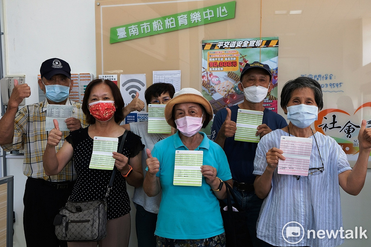 台南市政府為表達對長者的關懷與尊敬，已以匯款方式發放重陽敬老禮金暨健保福利金及防疫補貼。 圖：台南市政府提供