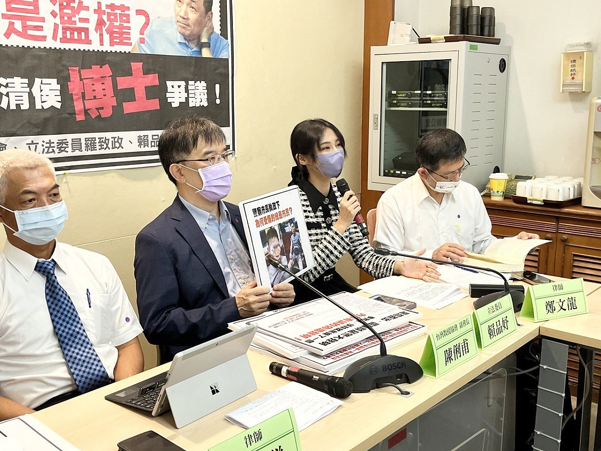 台灣教授協會副會長陳俐甫、立法委員羅致政、立法委員賴品妤、民進黨發言人謝佩芬、律師尤伯祥與律師鄭文龍今日在立法院召開記者會，呼籲侯友宜出來說清楚、講明白。  圖：羅辦提供