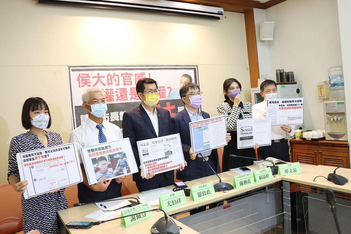 台灣教授協會副會長陳俐甫、立法委員羅致政、立法委員賴品妤、民進黨發言人謝佩芬、律師尤伯祥與律師鄭文龍今日在立法院召開記者會，呼籲侯友宜出來說清楚、講明白。  圖：羅辦提供