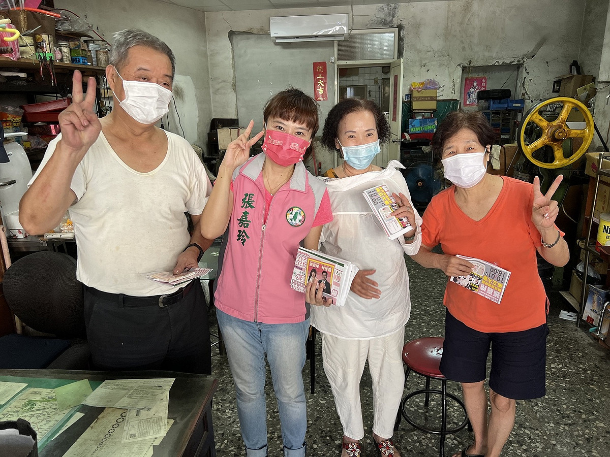 張嘉玲表示，參選以來，她從早到晚勤跑基層鄰里社區，無論是送車、宗教活動、掃街菜市場等活動，都感受到很多熱情民眾的支持與期待。 圖：張嘉玲辦公室提供