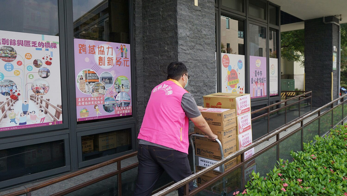 網銀基金會至食物銀行大里店，捐贈嬰幼兒奶粉。 圖 : 網銀基金會/提供