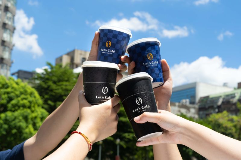 10月1日國際咖啡日用咖啡乾杯，全家一日限定拿鐵買3送3，7-11祭出五大飲品第2杯10元，APP再爽抽任兩杯半價。（圖／全家提供）