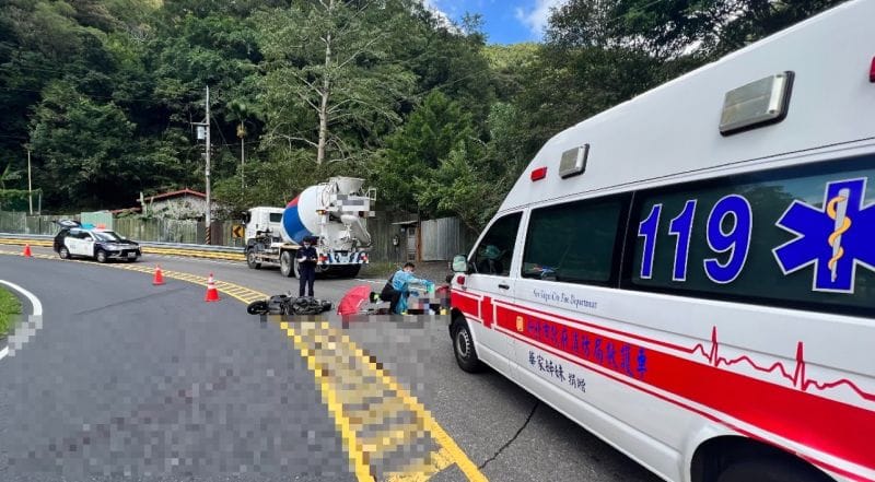 ▲周姓少女9月30日上午，在北宜公路一處彎道自摔，連人帶車滑向對向車道，遭行經的水泥預拌車輾斃。（圖／翻攝畫面）