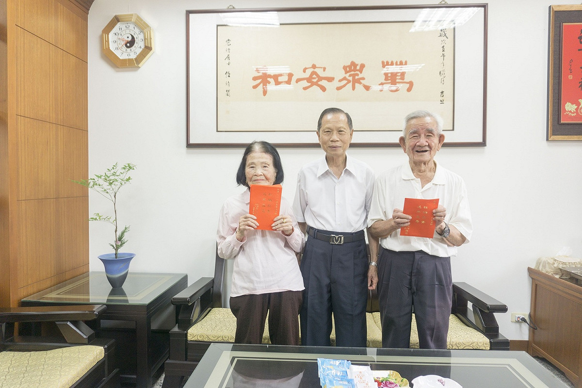 萬和宮發放敬老禮金，董事長蕭清杰與耆老合影，左為15年次的賴陳柿老太太。 圖 : 萬和宮/提供
