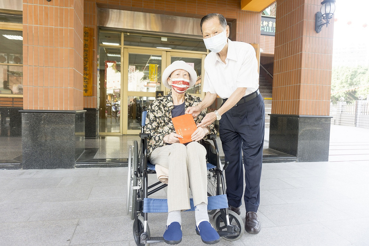 萬和宮發放敬老禮金，董事長蕭清杰與耆老合影。 圖 : 萬和宮/提供