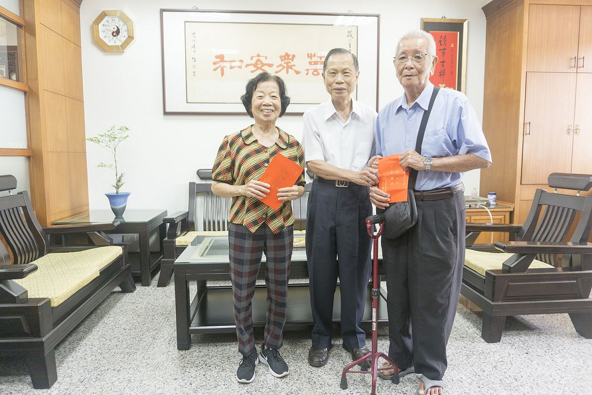 萬和宮發放敬老禮金，董事長蕭清杰與耆老合影。左為19年次的魏林茶。 圖 : 萬和宮/提供