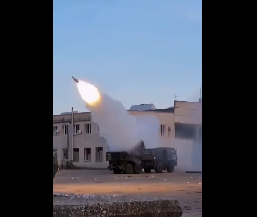 俄羅斯士兵疑似因為操作防空系統失誤，竟然朝同僚的方向發射導彈。 圖：翻攝推特