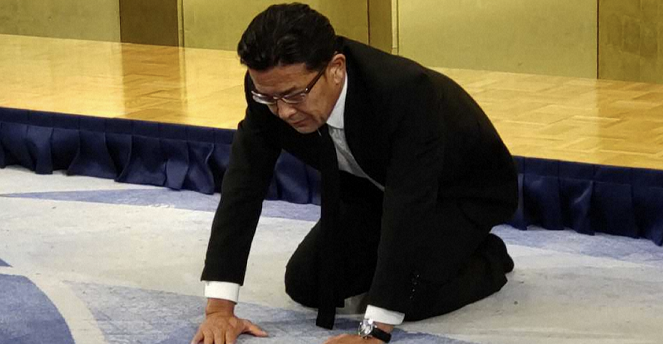 賽事主辦方總裁神原信行下跪道歉。 圖：翻攝自環球網