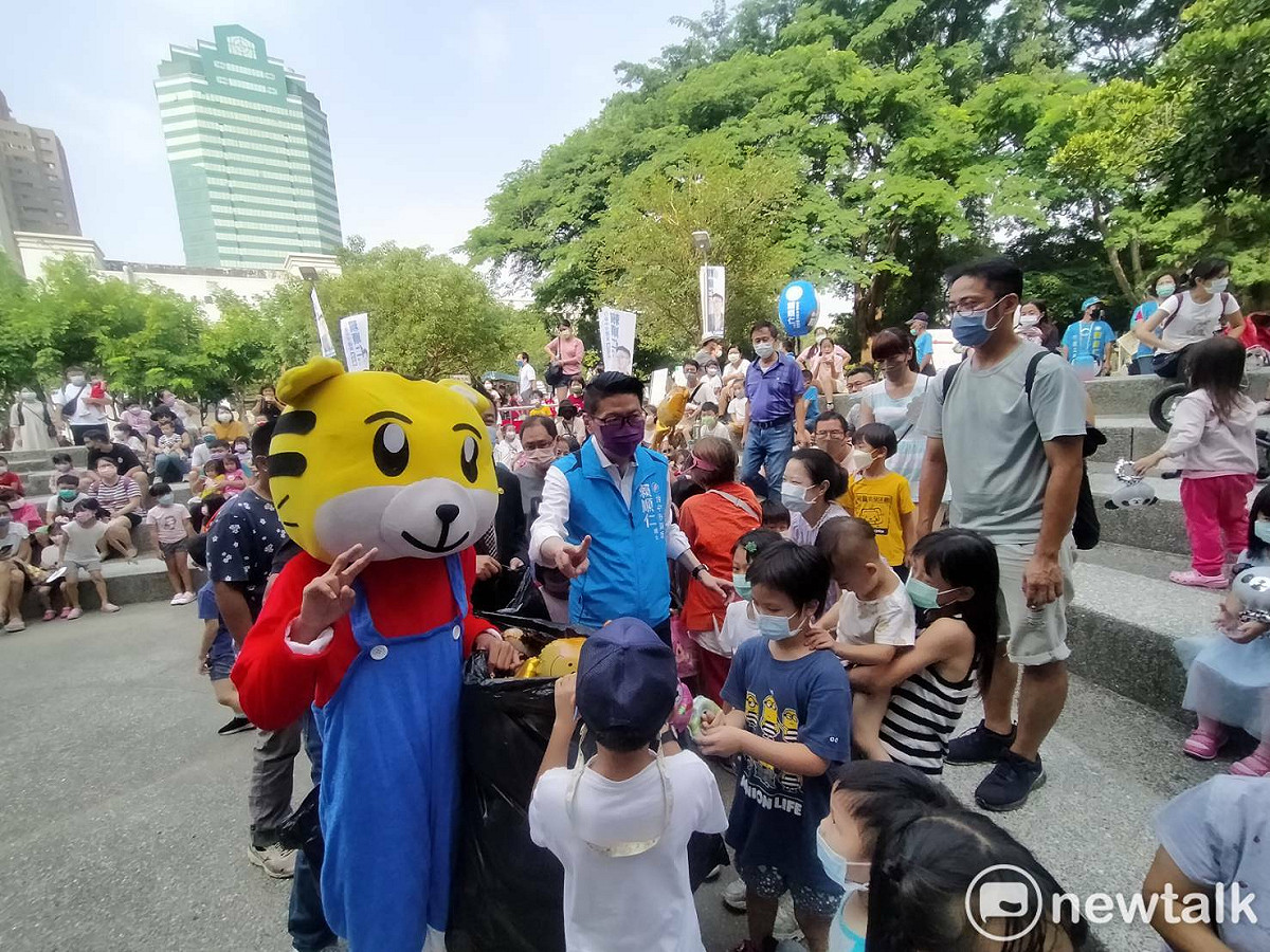 賴順仁親自發送造型氣球，小朋友們都開心極了。 圖 : 唐復年/攝