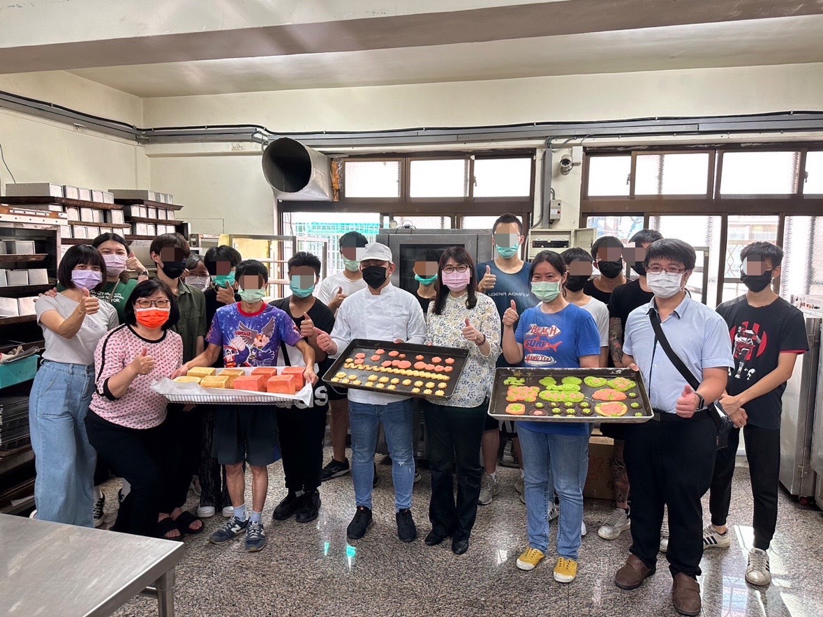 高雄市毒防局及高雄市青少年關懷協會舉辦烘焙及麵食實習體驗，接續培養用毒少年考取證照，銜接就業。 圖:高雄市毒防局/提供