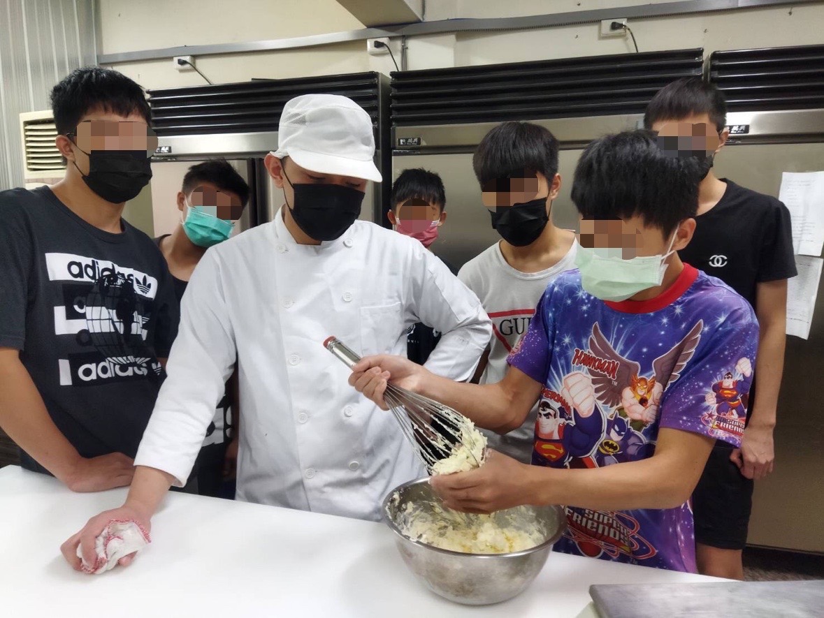 也接受關懷協會輔導的洪師傅，指導青少年體驗烘焙麵食。 圖:高雄市毒防局/提供