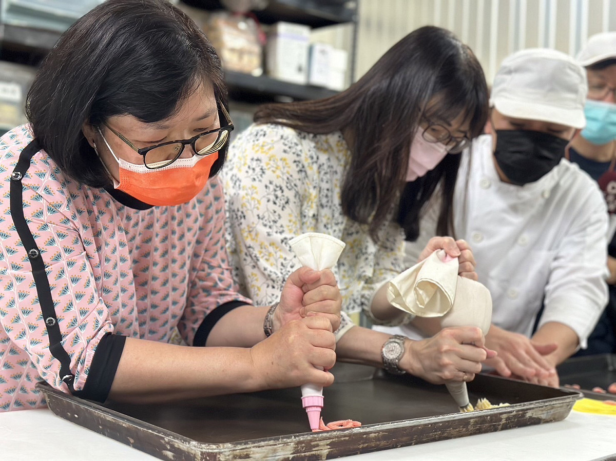 高雄市毒防局長林瑩蓉及主任秘書也投入體驗麵點製作。 圖:高雄市毒防局/提供