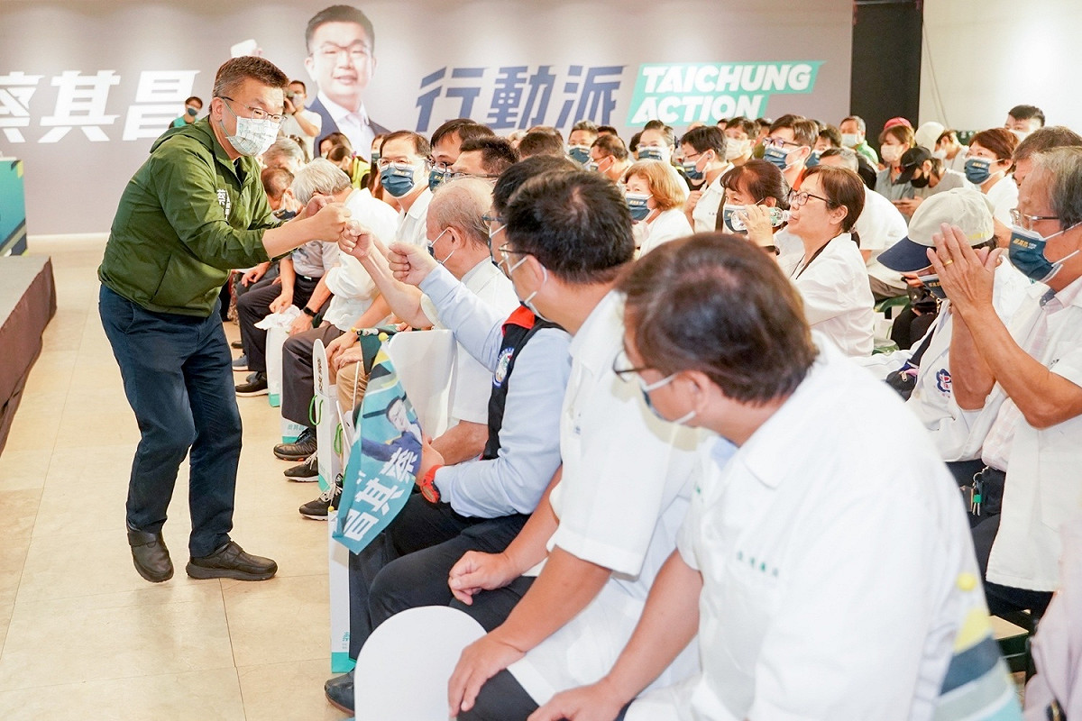 蔡其昌與後援會成員擊拳相互加油。 圖 : 蔡其昌競選總部/提供