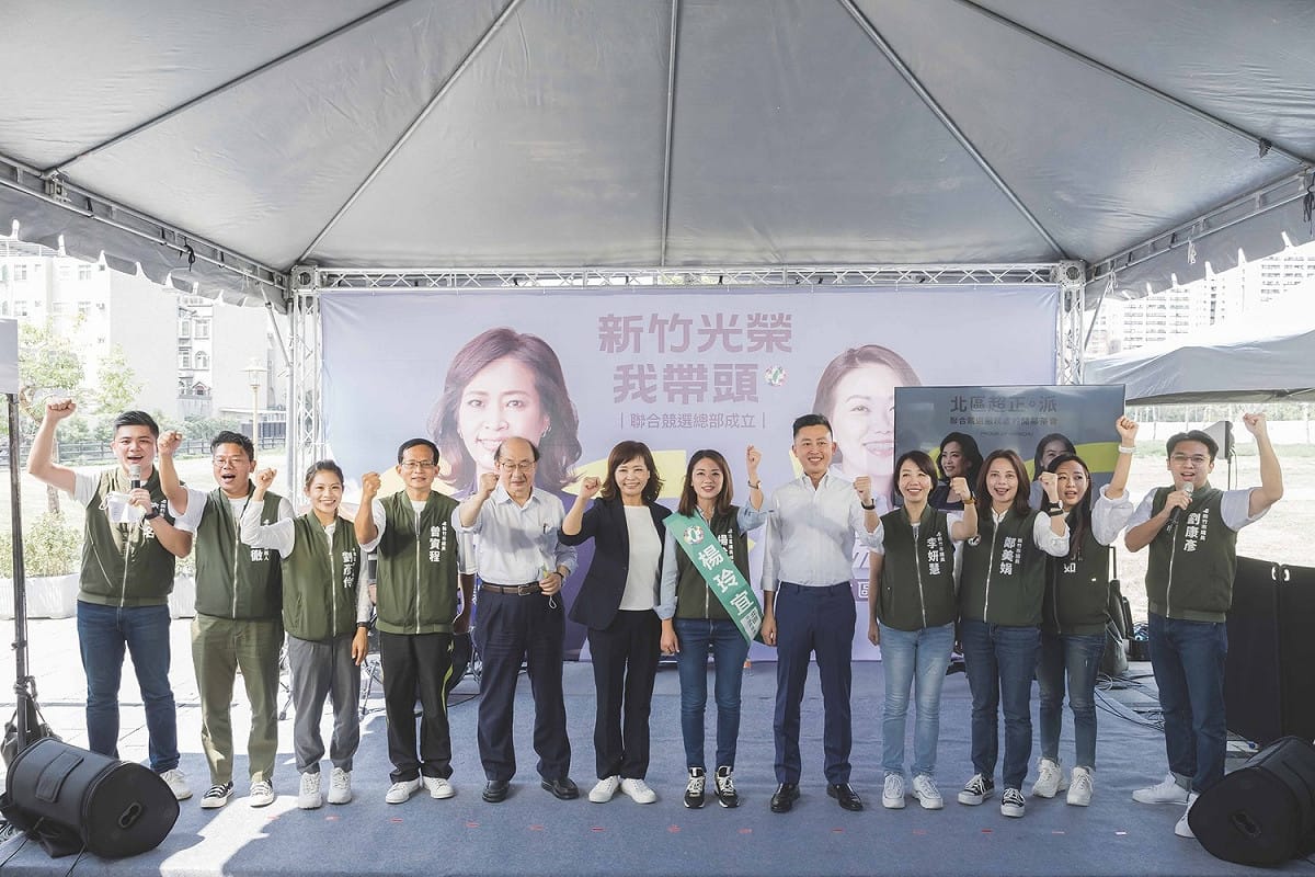 林智堅（前排右5)今天出席民進黨新竹市長參選人沈慧虹及市議員參選人楊玲宜聯合競選總部成立大會。 圖：取自沈慧虹臉書