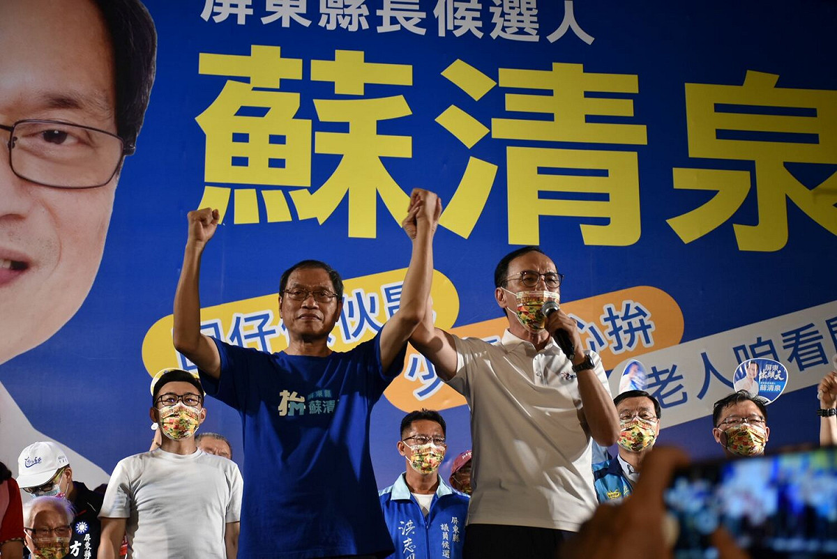 國民黨主席朱立倫（右）拉起蘇清泉的手喊凍蒜。 圖：孫家銘攝