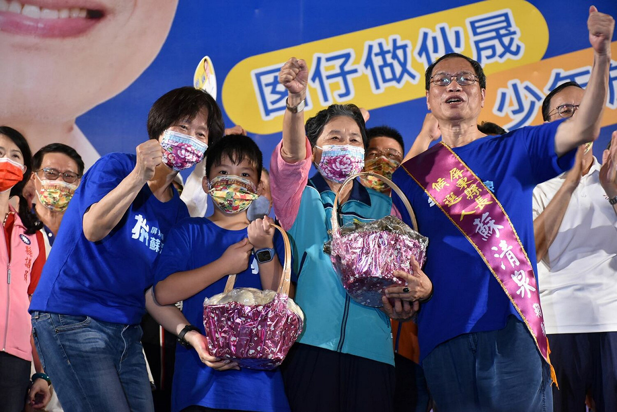 蘇清泉（右一）接下包子與粽子。 圖：孫家銘攝