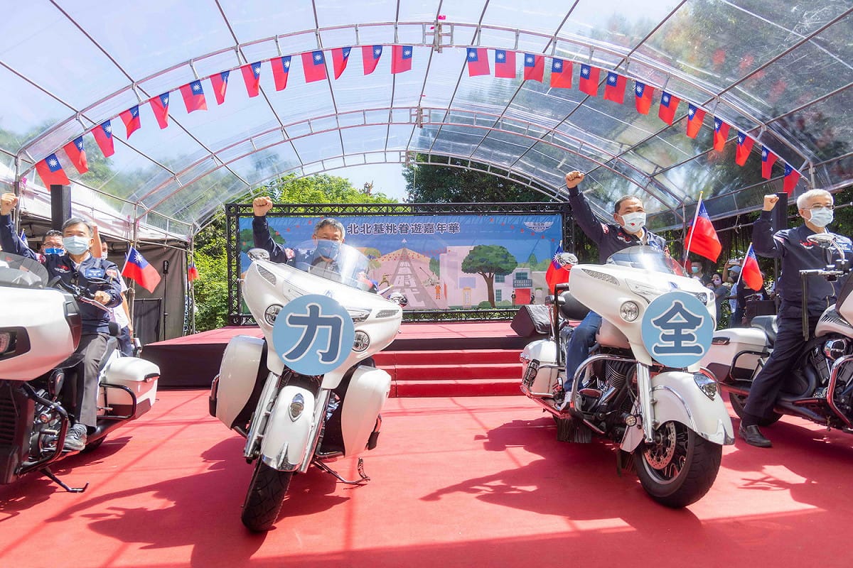 新北市長侯友宜（圖中右）、台北市長柯文哲（圖中左）兩位市長穿上空軍夾克騎重機，化身眷村旅遊規劃師行銷新眷文化。 圖：新北市新聞局提供