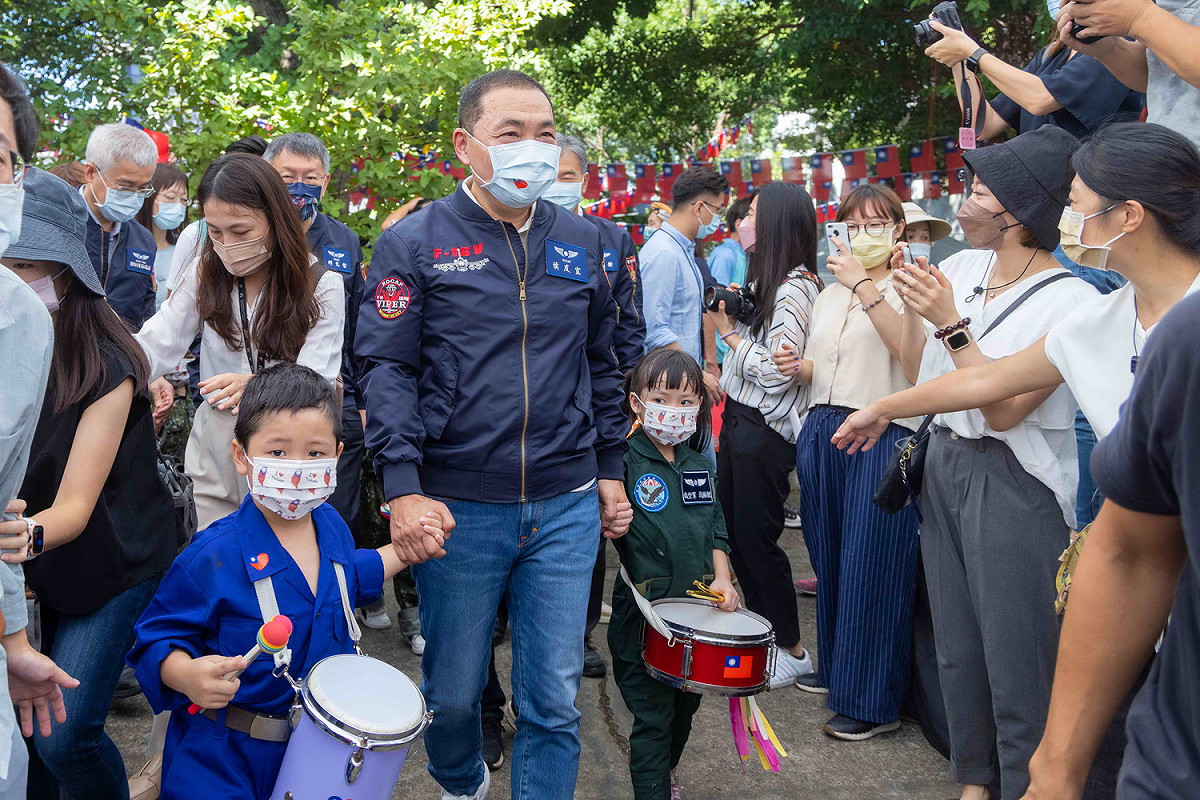 新北市長侯友宜牽著幼兒園小小空軍樂隊熱鬧進場。 圖：新北市新聞局提供