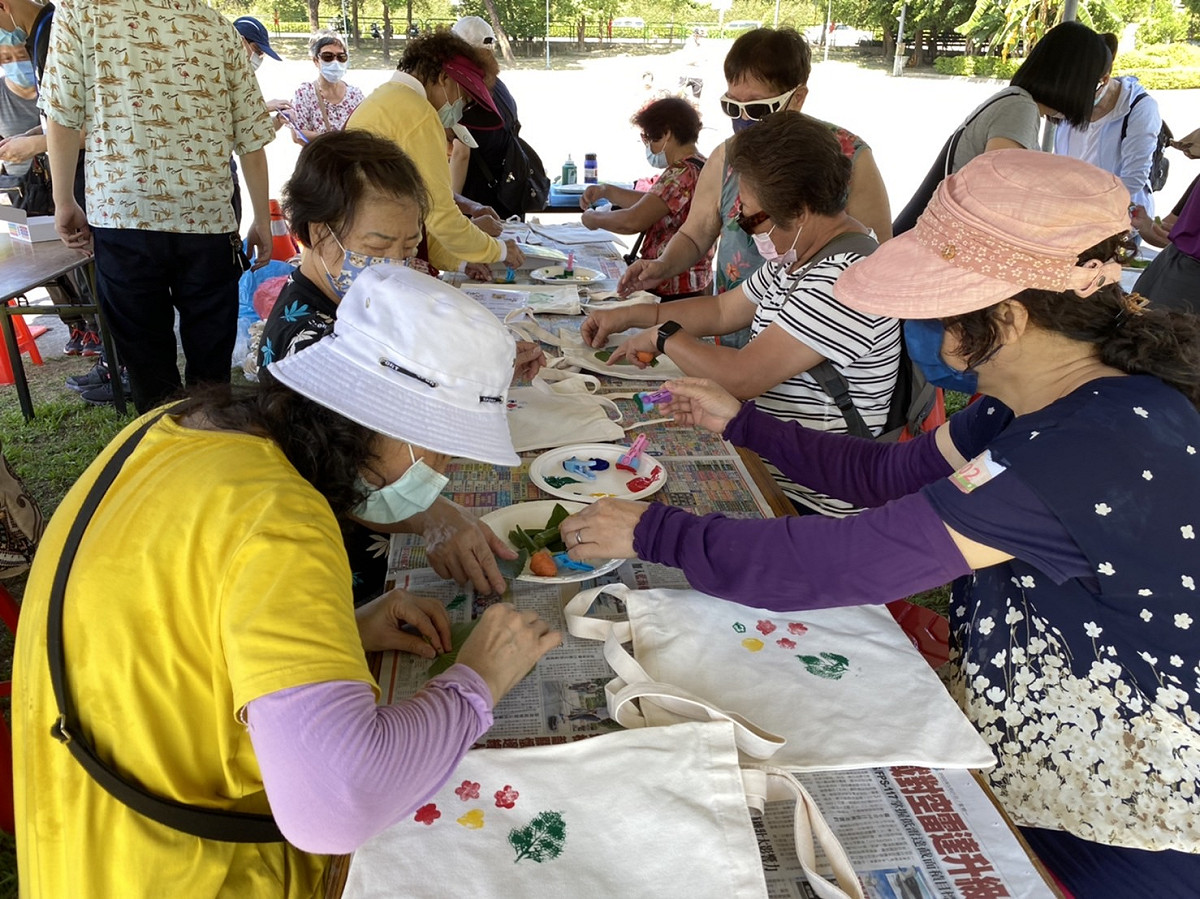 民眾體驗植物拓染DIY。 圖：板橋區公所提供