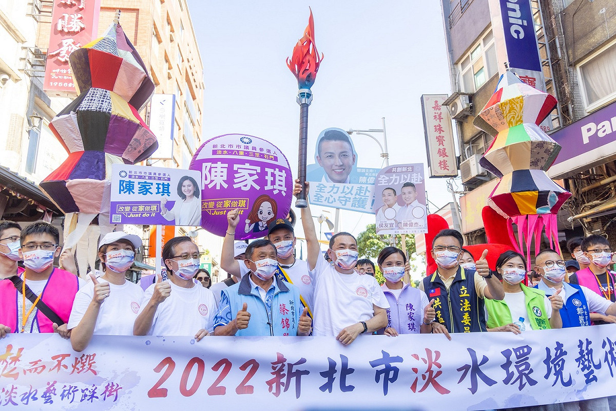 2022新北市淡水環境藝術節，侯友宜踩街遊行與市民同樂。 圖：新北市新聞局提供
