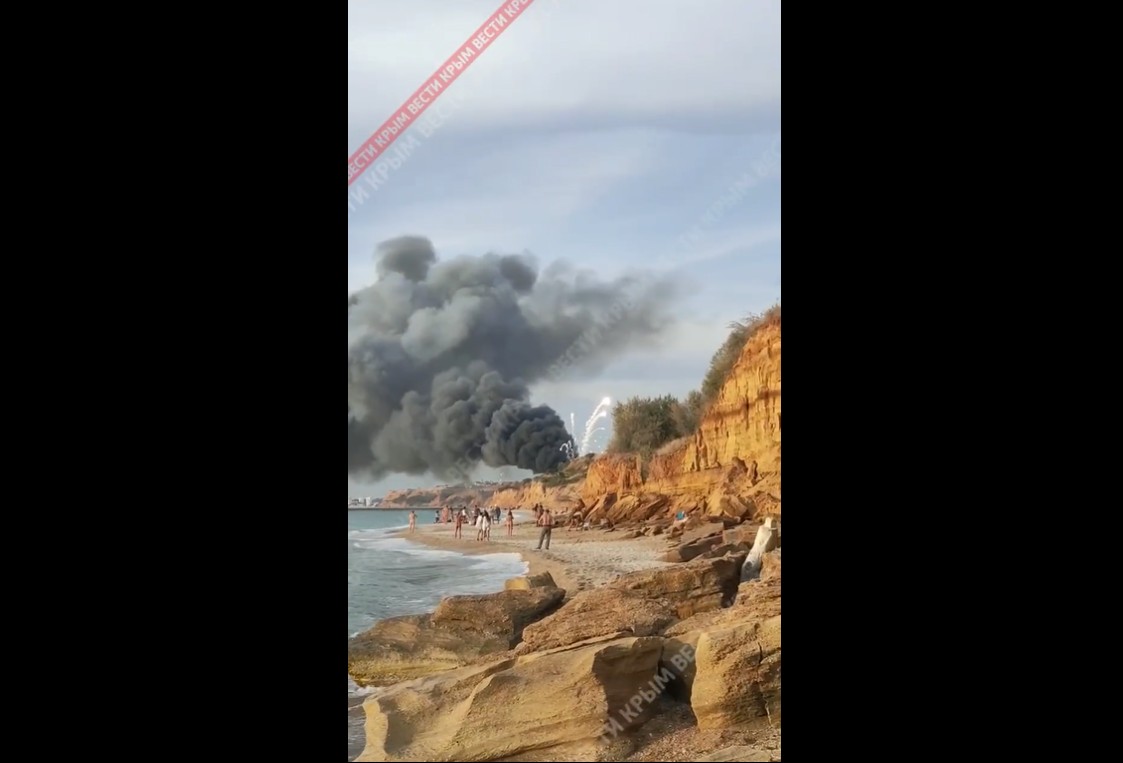 克里米亞一處俄軍空軍基地發生大爆炸，畫面全被附近海灘上遊客拍下。 圖：翻攝推特